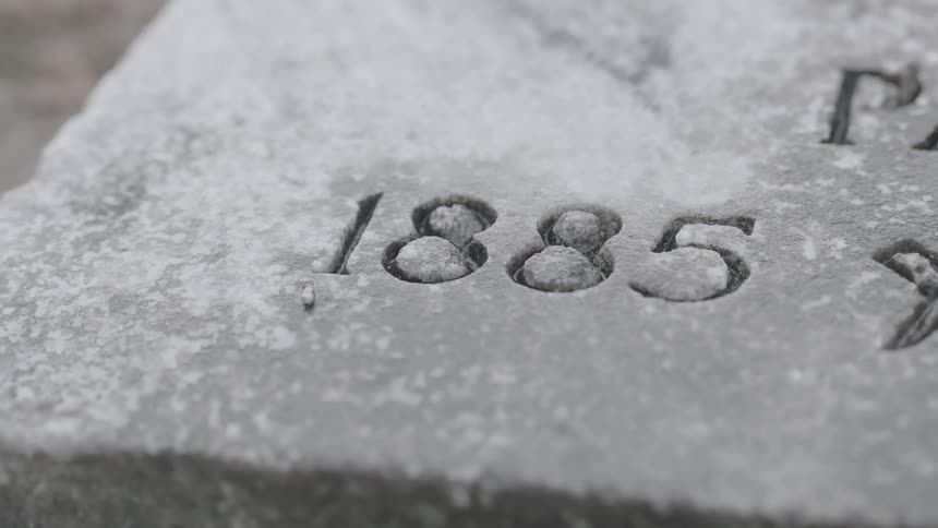 A year is carved into this grave