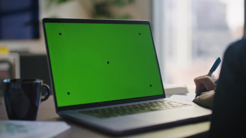 Taking notes while working from laptop