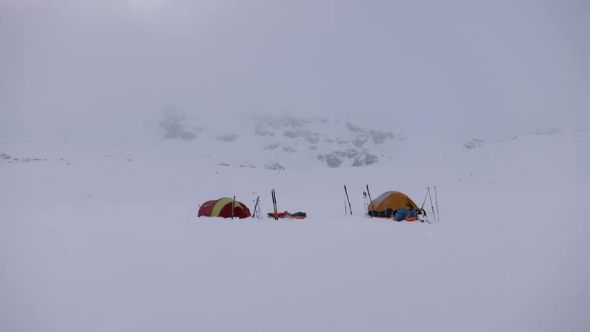 The view is of the winter time around the day time