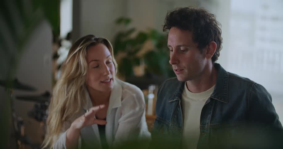 Two people are talking and having a conversation