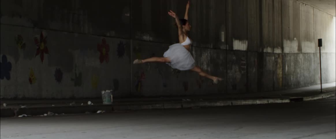 Woman does ballet in the street