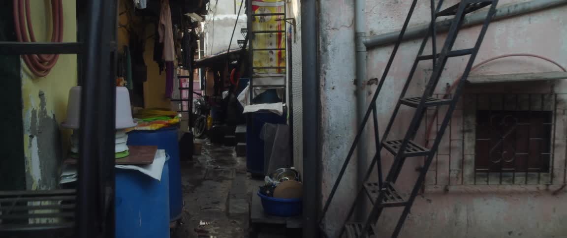 A disorganized and dirty alleyway