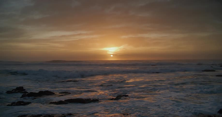 Wide shot of the ocean and the horizon during dusk or dawn