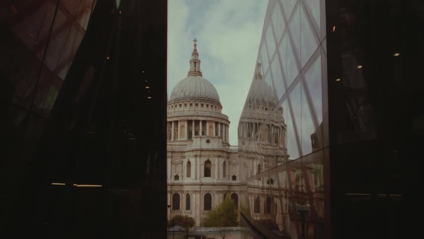 Elevator moving down capturing st pauls cathedral outside