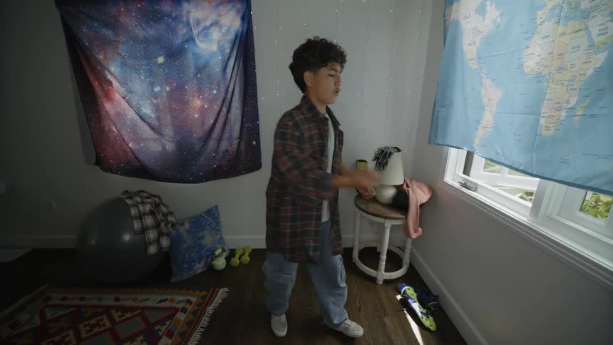 A white teenager in hi room in midday leaning how to dance
