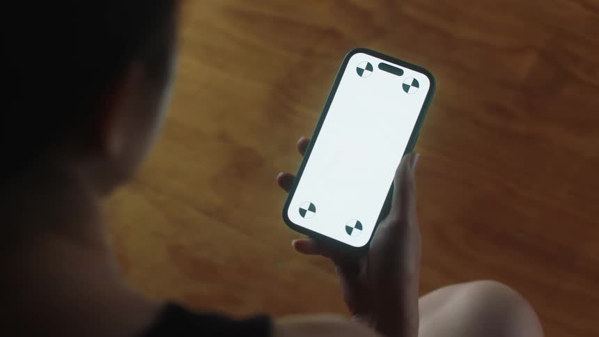 Man holds a phone with a replaceable screen