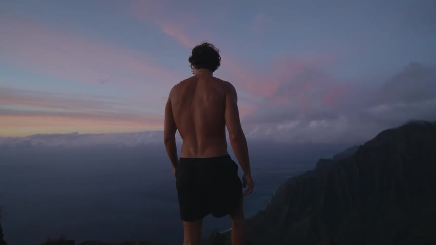 A man walks on the edge of the mountain