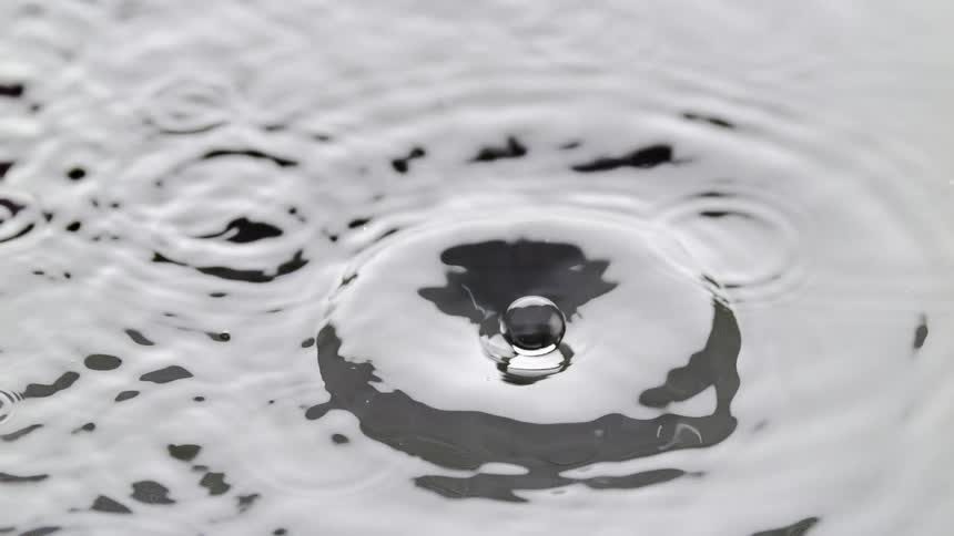 Large water droplets splash in slow motion