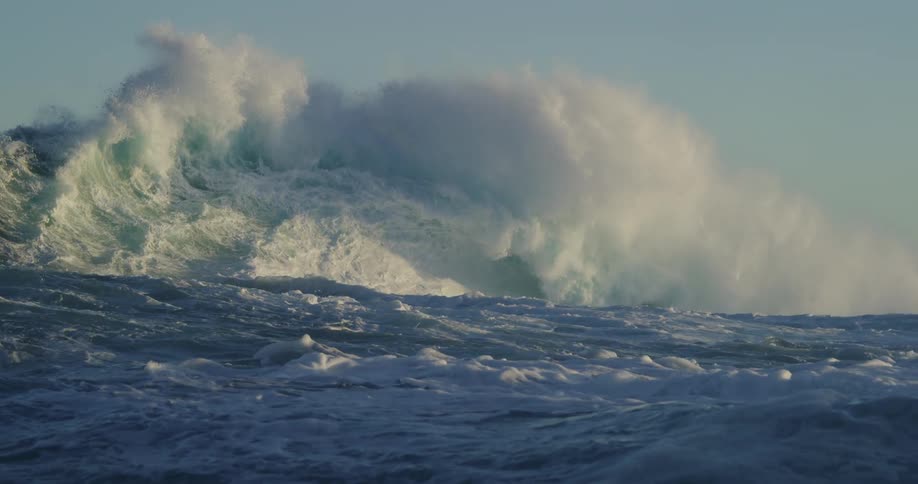 Slow motion of a sea wave breaking and foaming