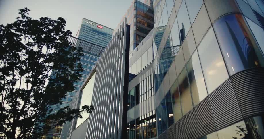 Hsbc skyscraper in city
