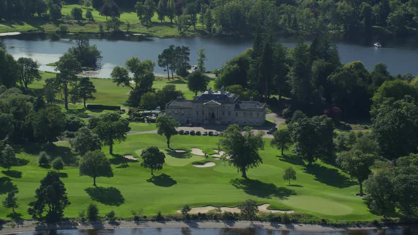Aerial view of an open environment with golf courses and the seaside with vast vegetation