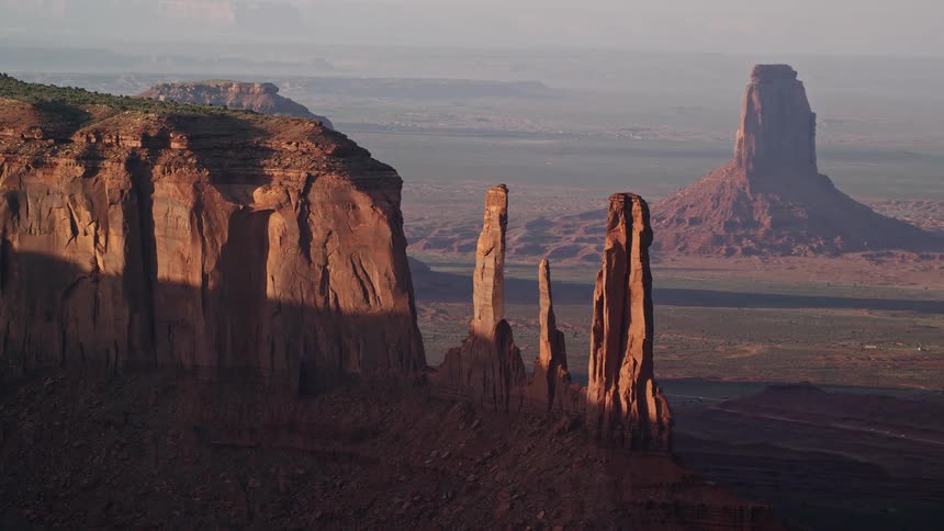 View of a canyon with peaks and cliffs formed by rocks