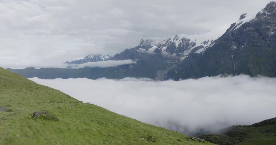 The clouds float on the mountains