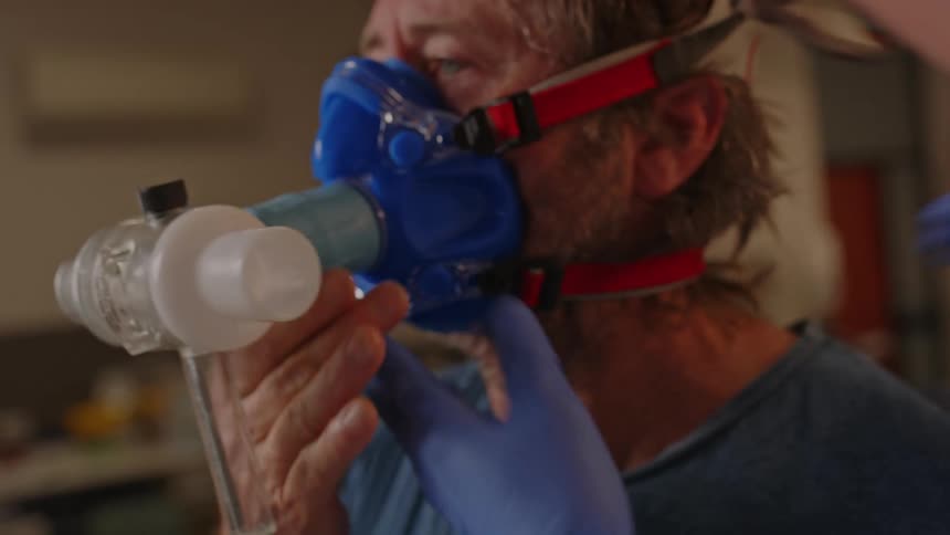 Technician prepares a pacient for a cardiorespiratory stress test