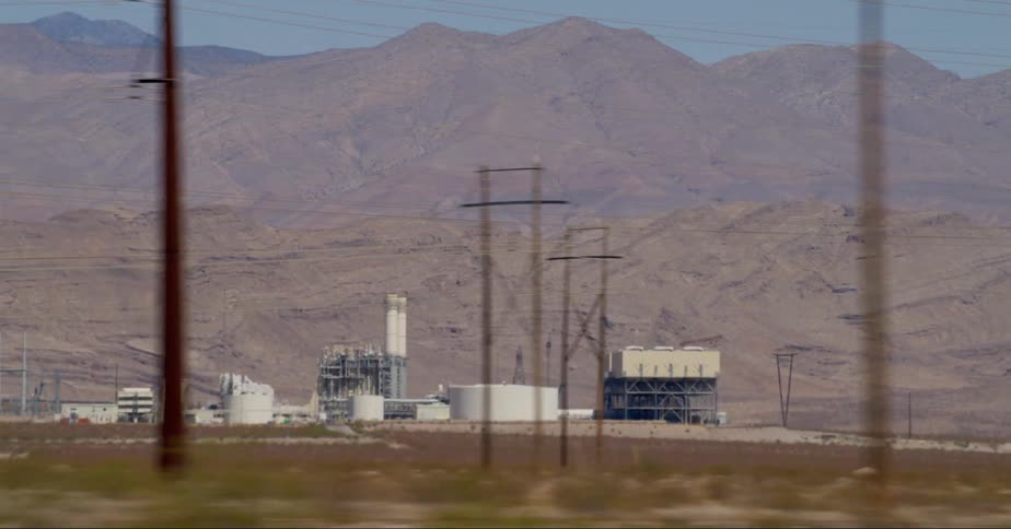The power plant is by the mountains