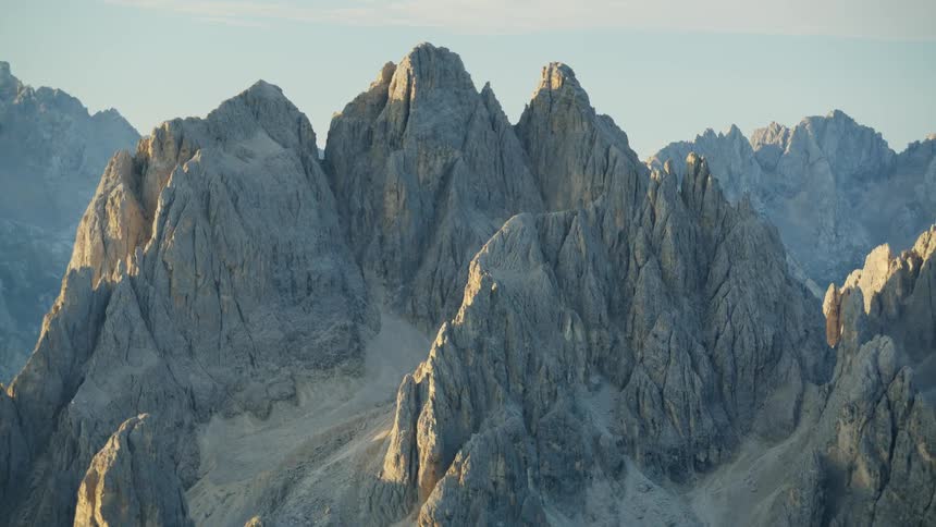 A natural environment full of rocks and rocky mountains