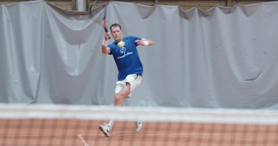 A man playing tennis serving the ball