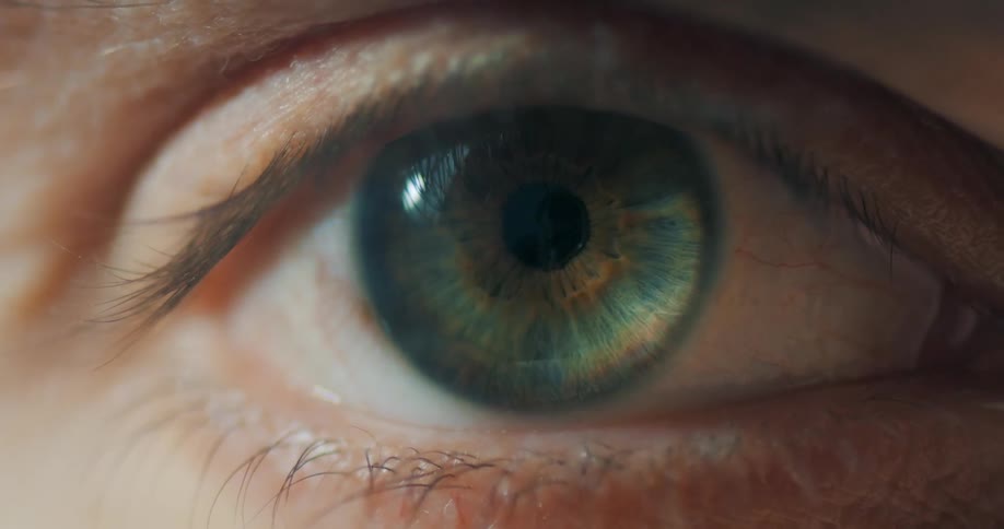 A person with white skin opens the eye