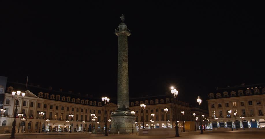 A picture of trafalgar square and monument lit up at night