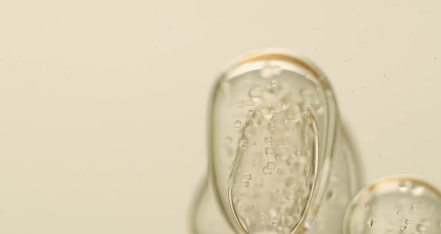 Clusters of golden bubbles moving in liquid