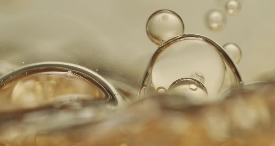 Air bubbles moving on a thick ambar liquid