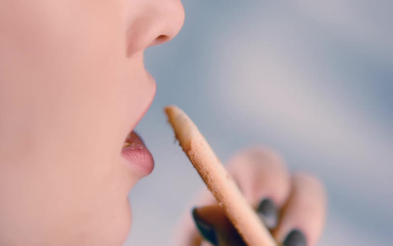 A computeranimated person biting into a cookie