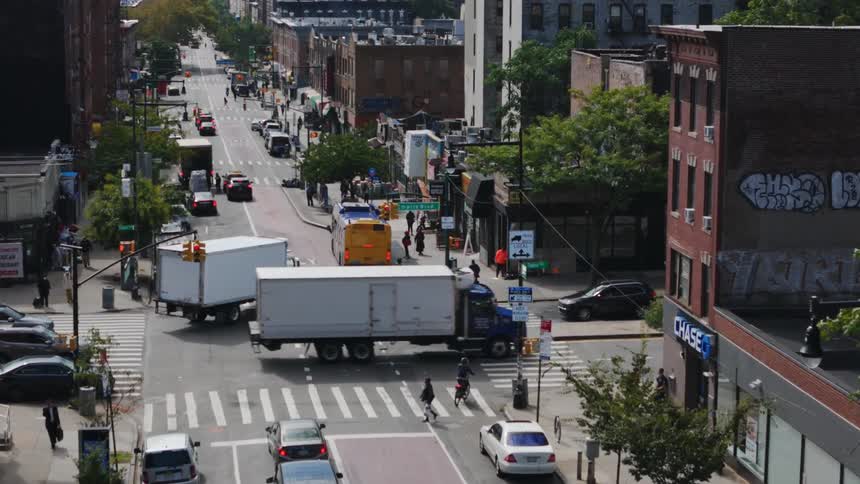 Traffic is running through the intersection