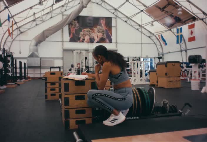 A woman tracks progress during a gym workout