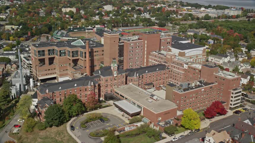 A large building is in the middle of the city