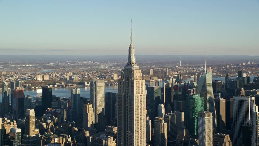 Skyline of the empire state building in new york city