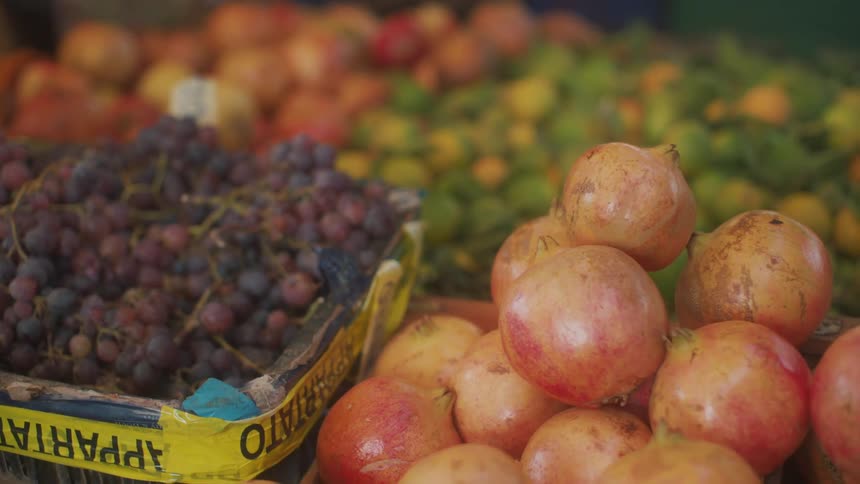 Closeup of fruits in boxes at a grocery store