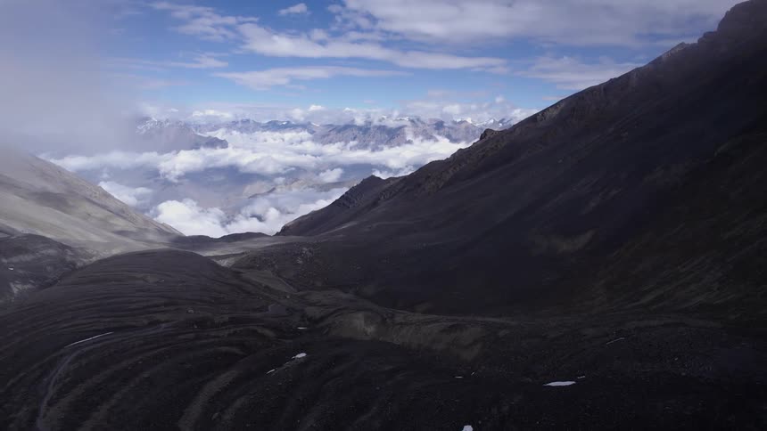 Clouds fill valley between mountains on a misty day