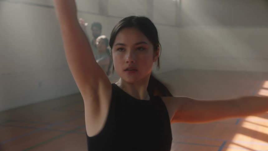 People are ballet dancing together