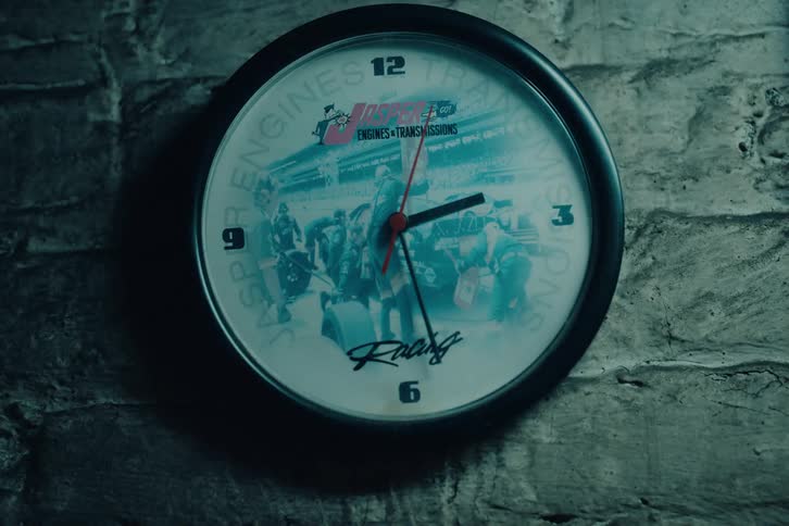 A blinking clip of a wall clock hanged on the wall