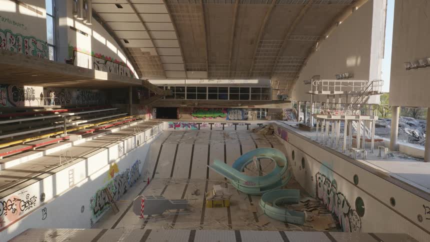 An empty swimming pool in a leisure gym