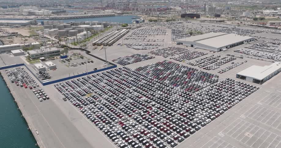 A huge parking lot with hundreds of parked cars at the waterfront
