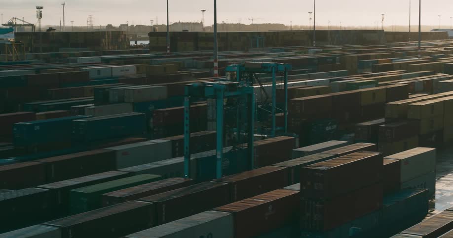 A transport vehicle that passes between containers