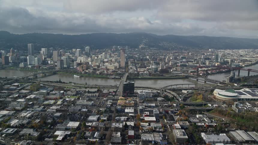 Panorama of a metropolis with a central lake and a chain of mountains on the horizon