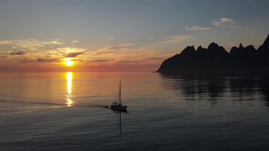A clip of a boat in the sea close to the shore