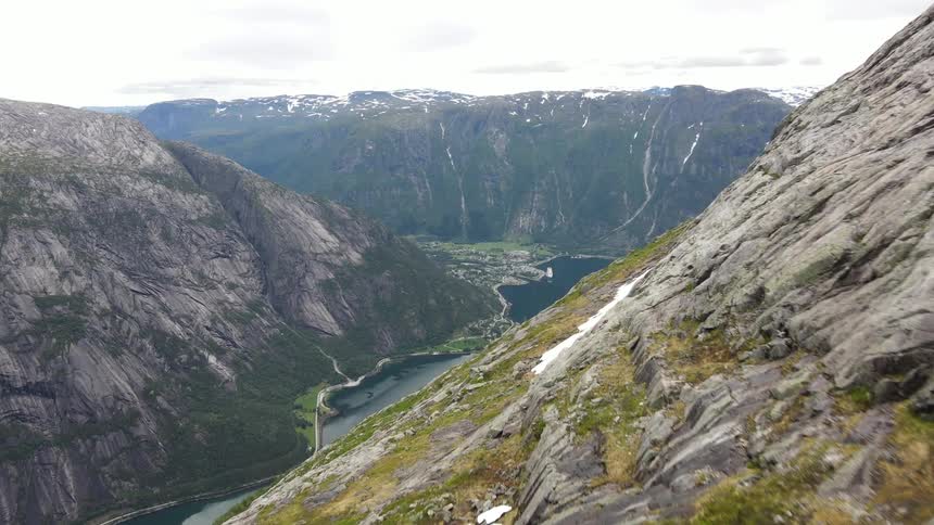 A river runs through the mountains