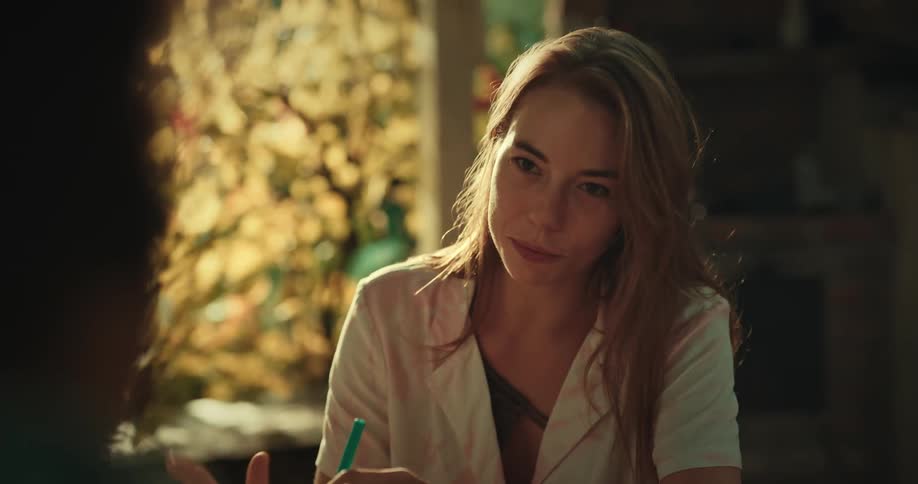 A lady on a date having a conversation outdoors