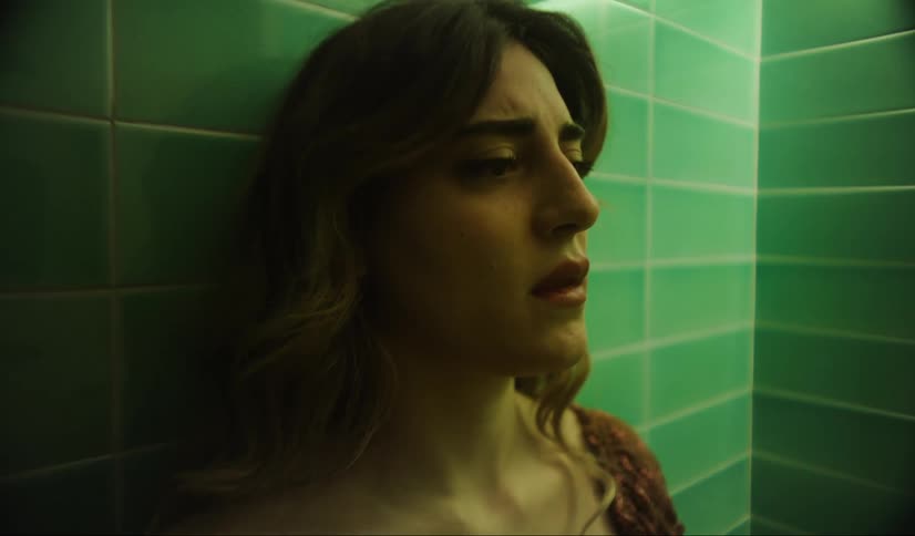 Young anxious woman reclined on a wall