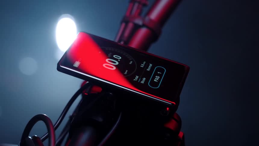 A small screen mounted to a set of handlebars displays a distance of 000