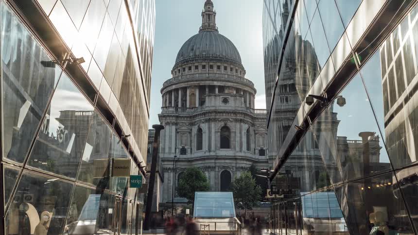Pedestrians walking in front of the saint pauls cathedral in london