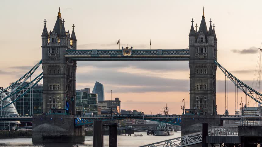 View of a bridge in a london metropolis in timelapse with the day turning into night