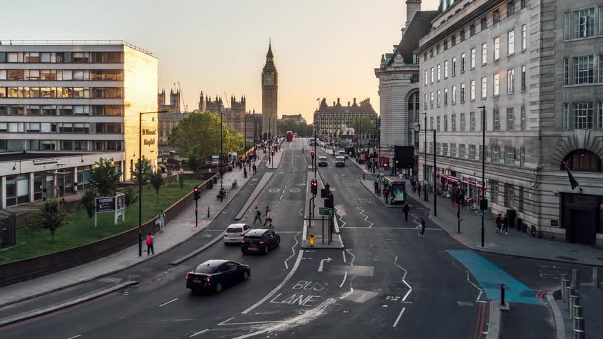 View of a street with vehicles passing in timelapse in the midst of a metropolis