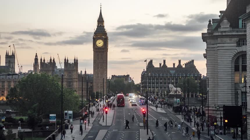 Timelapse of the day turning into night on a london street with traffic
