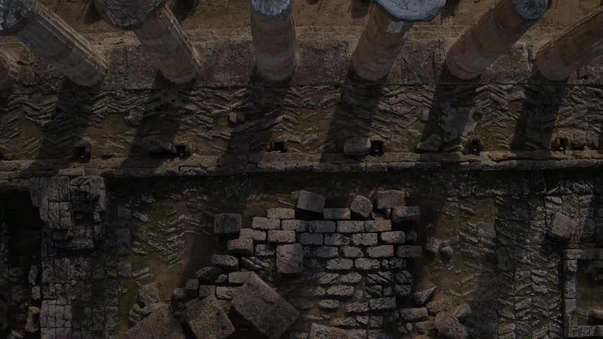 Pillars are lined up below
