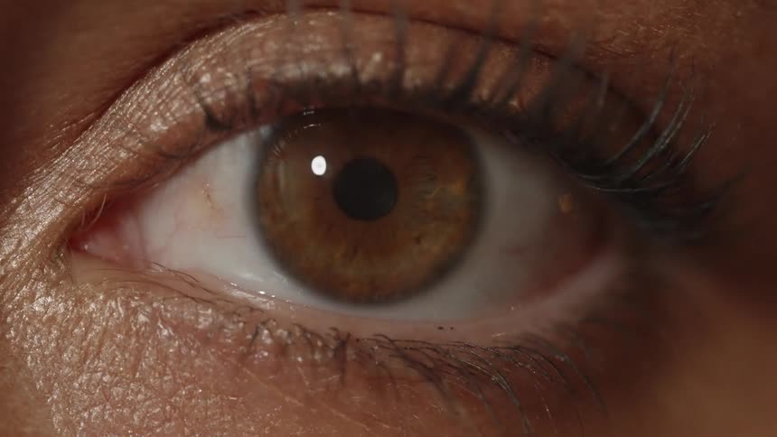 A person eyeball looking straight to a light