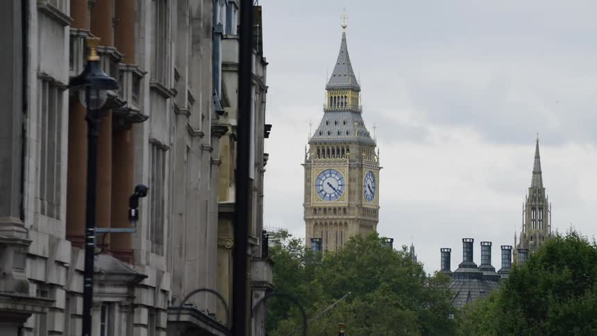 Big ben clock tower on cloudy day